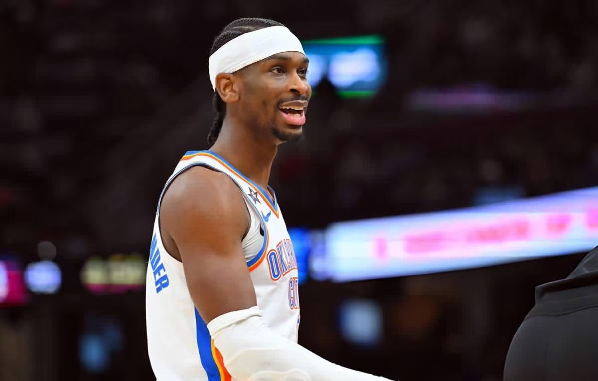 Shai Gilgeous-Alexander, iført sin Thunder-trøje, er klar til at slå en NBA-scorerekord.